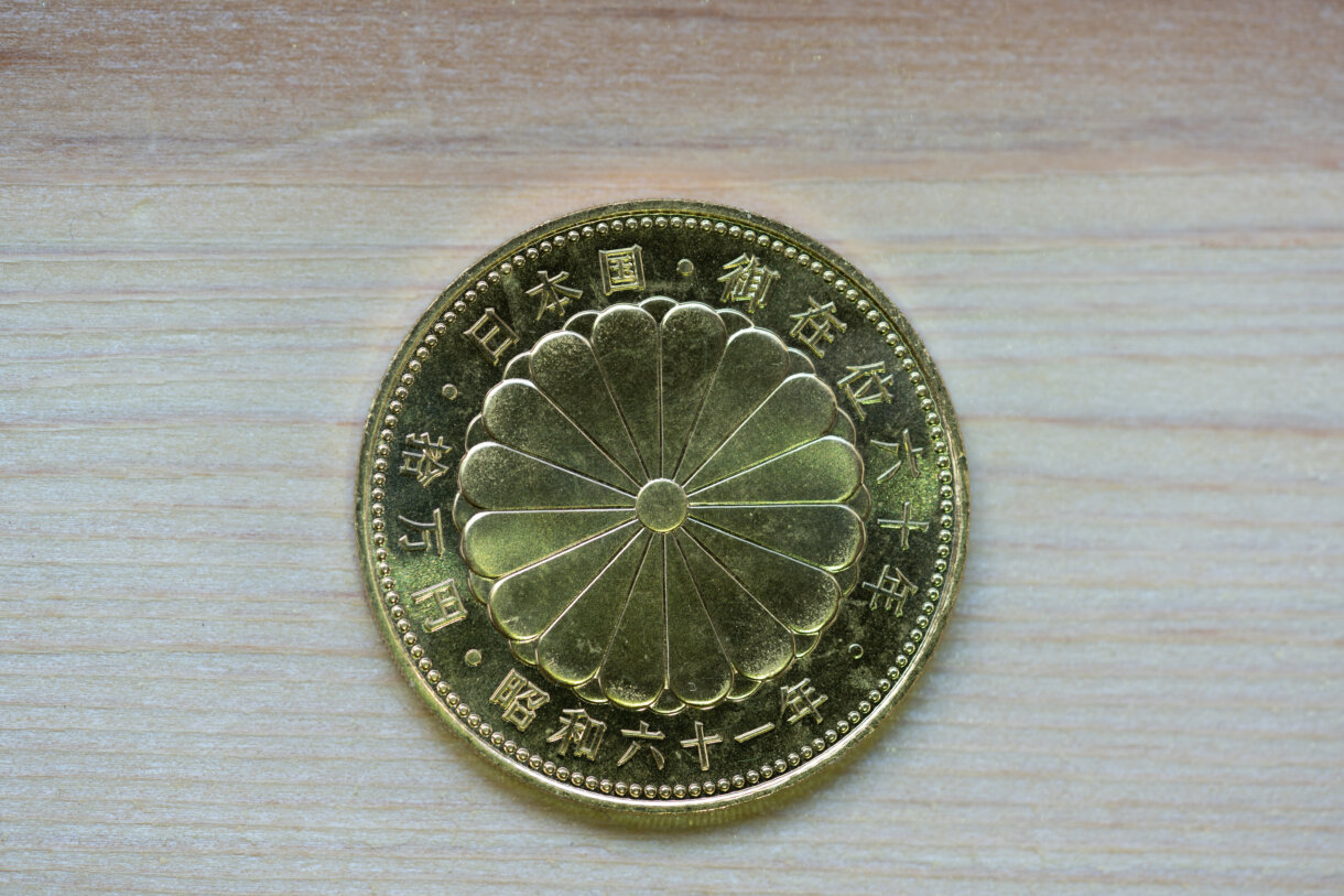 天皇陛下御在位60年記念10万円金貨