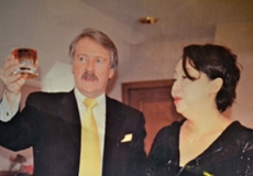 ダルモアのマスターディスティラーリチャード・パターソンとオーナーの新谷。写真の1杯は1本2,600万円で世界にたったの2本。1本はサザビーズのオークションにて売却。残りの1本の内の1杯を飲ませてもらっている所。