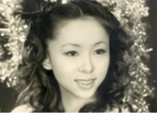 1985年の開店以来、アットホームなBarとして皆様に愛されて参りましたママは宝塚出身（元娘役のトップスター）